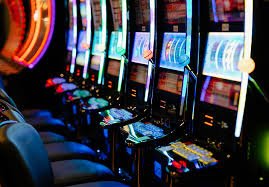 Pengguna menikmati permainan live casino dari perangkat mobile dengan fitur responsif